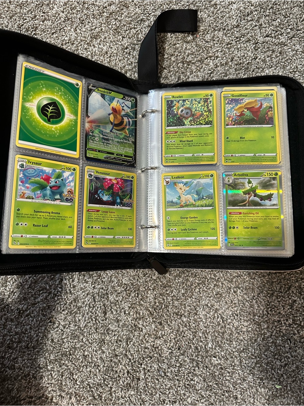 Pokémon Binder Filled with 400+ Cards! - Picture 3 of 12